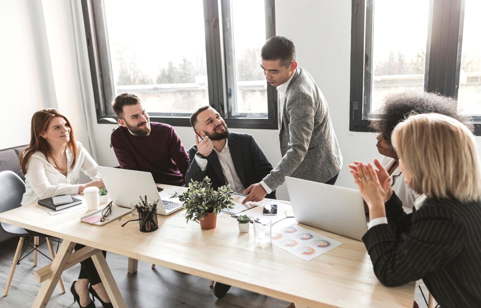 Profesionales analizando datos financieros en una moderna oficina