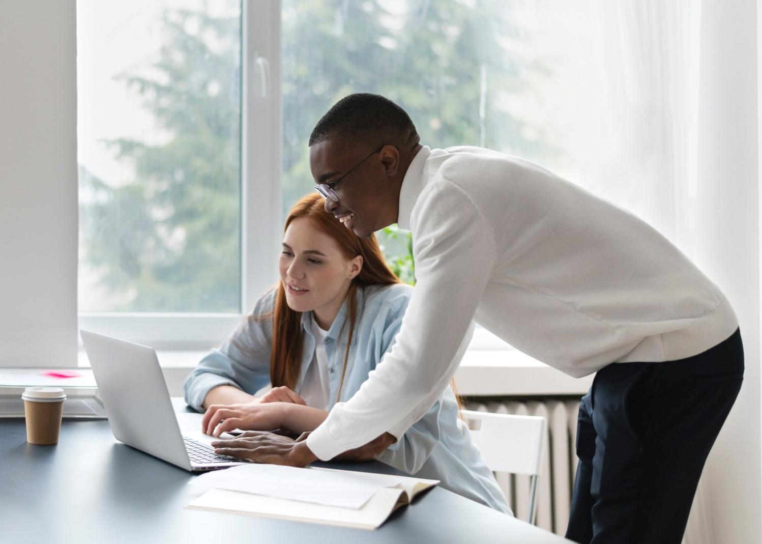Reestructuración financiera con gráficos de rendimiento