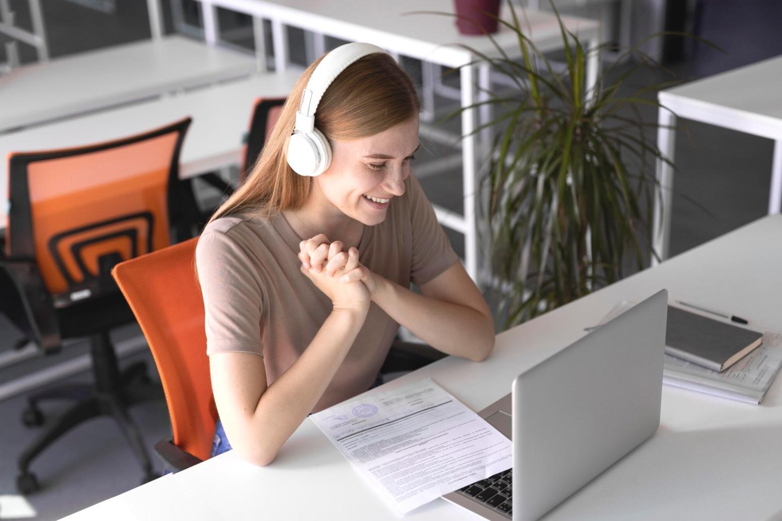 Análisis financiero profesional con gráficos y datos empresariales