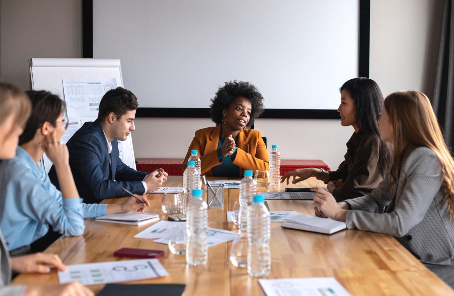 Análisis de expansión empresarial con documentos financieros