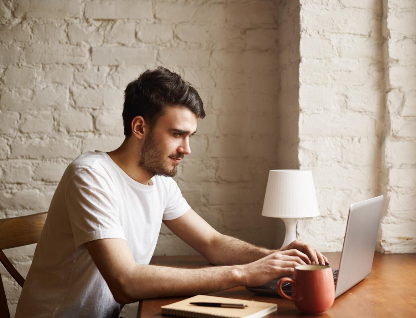 Equipo de tyvarelonseth trabajando en análisis financiero estratégico